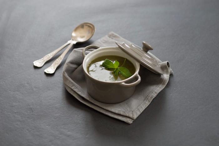 Soupe froide d'herbes aux arômes de basilic et de bergamote Soupe froide d'herbes aux arômes de basilic et de bergamote