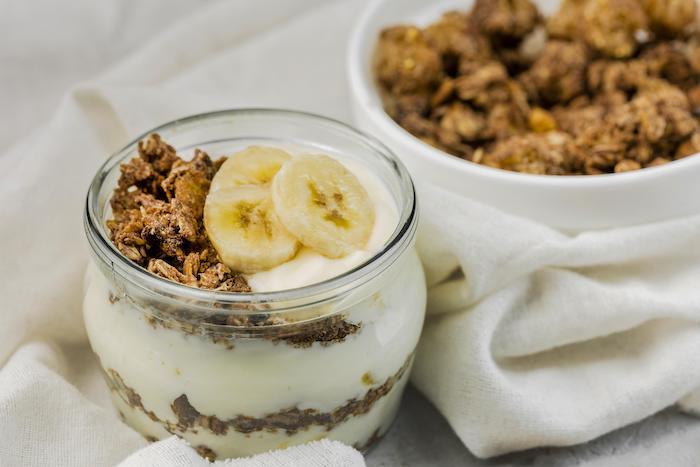 Yaourt maison au granola et à l'arôme Banane