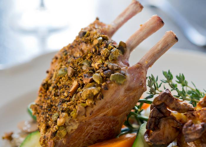 Carré d'agneau rôti et son jus de noisettes fraiches, ail et figues