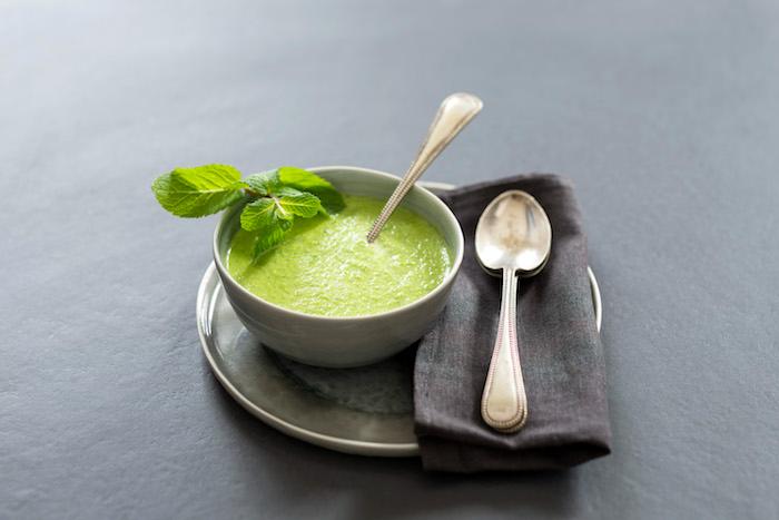 Soupe glacée de petits pois à l'arôme de menthe Soupe glacée de petits pois à l'arôme de menthe